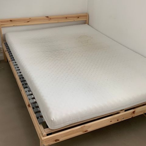 To år gammel seng fra IKEA med madrass.
