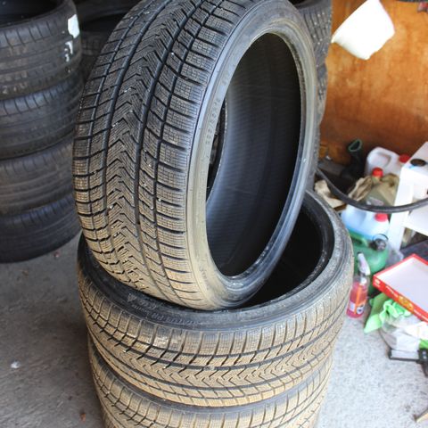 235/35 R19 | 7.7mm | Nesten nye | Helårsdekk