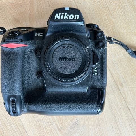 Nikon D2X speilreflekskamera med 2 batteri og lader - Svært lite brukt