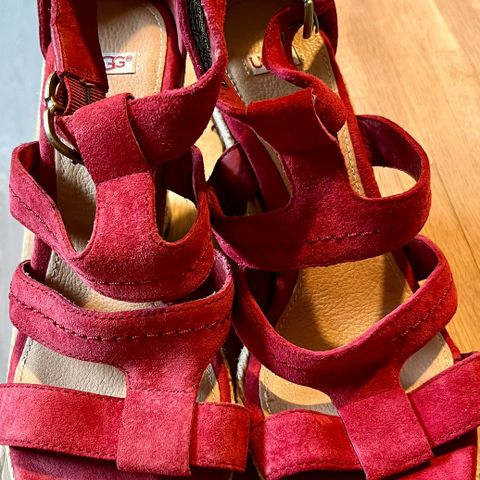 Ugg sandaler i str 39 i rød farge til salgs