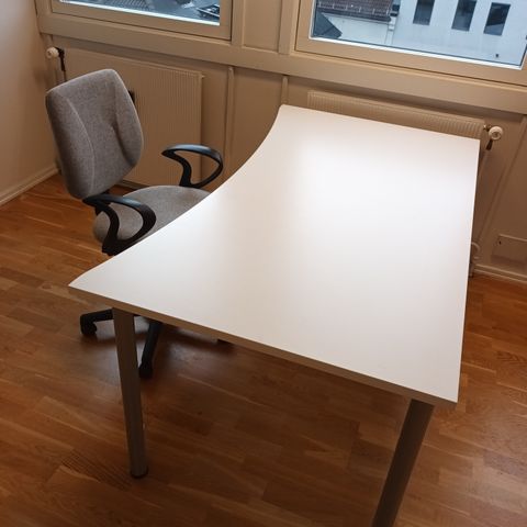 Skrivebord og kontorstol