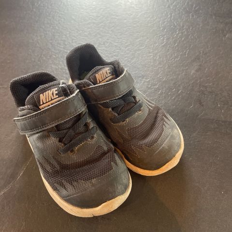 Joggesko Nike str 23,5