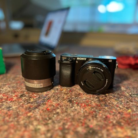 Sony A6000 med to linser