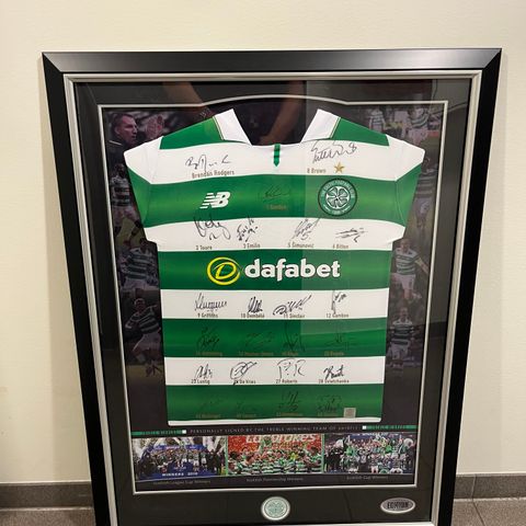 Nydelig signert Celtic drakt i ramme - Treble Winning Team 2016/2017
