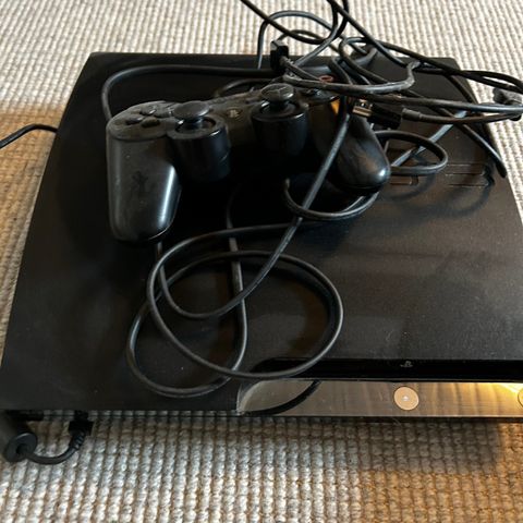 PlayStation 3 konsoll med en spill kontroll