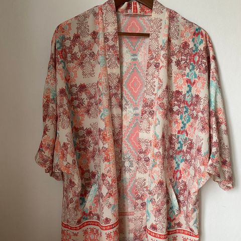 Nydelig kimonojakke i stor S, passer også M