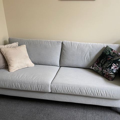Pent brukt sofa selges