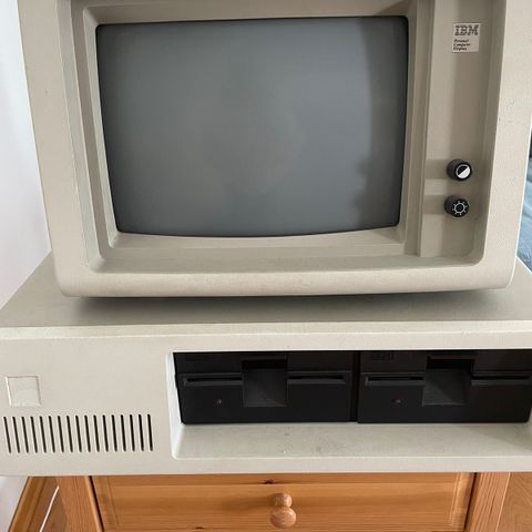 Vintage computer IBM 5151, med monitor