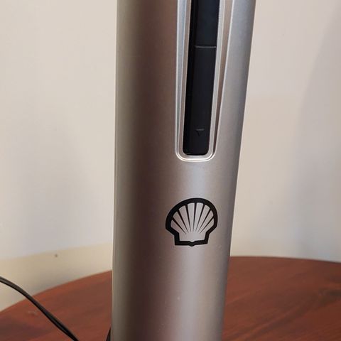 Elektrisk vinåpner med Shell logo.