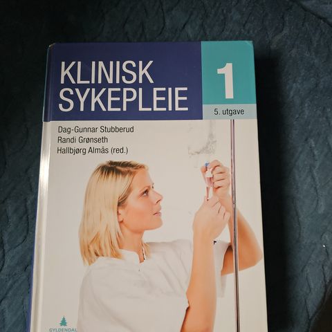 Diverse bøker til sykepleierstudie