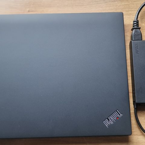Lenovo ThinkPad T16 Gen 1, dockingstasjon og Samsonite veske