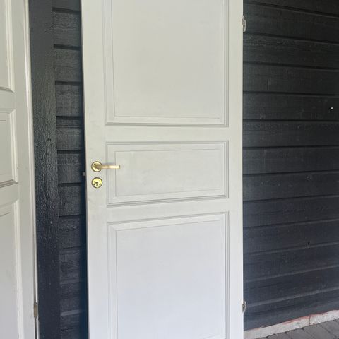 Dører - HVITMALT med 3 speil (2 stk dørblader m/hengsler og håndtak)