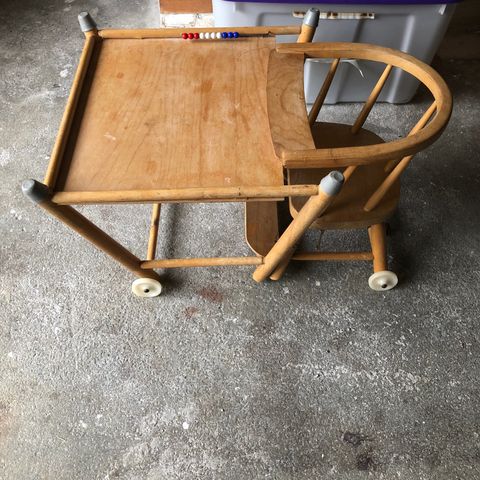 Barnestol i tre med bord