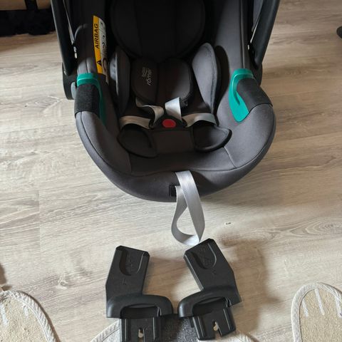 Britax 3 isense med adaptere.