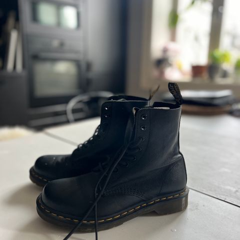 Doc Martens str 39 (svært lite brukt)