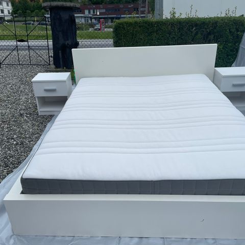 IKEA seng 180x200 inkl madrass og nattbord