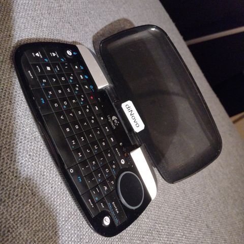 Praktisk lite Bluetooth tastatur & mus i ett