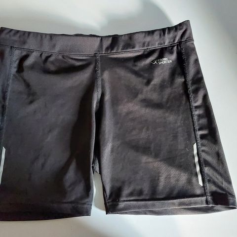 Shorts - Diverse dameklær. Jakker,overdeler,shorts ol.