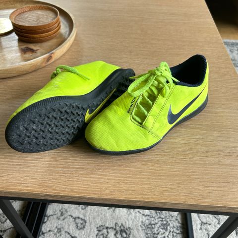 Nike phantom fotballsko str 33