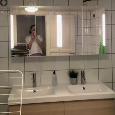 IKEA speilskap / baderomsskap med integrerte lys selges