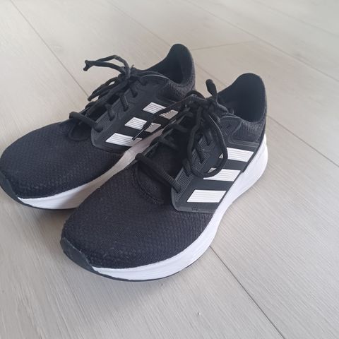 Ny pris! Adidas hallsko str 42