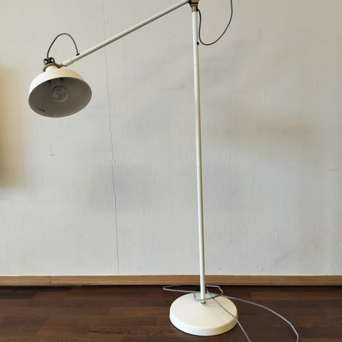 Hvit stående lampe Ikea Ranarp