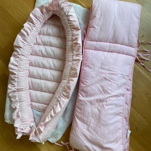 Rosa babynest og sengekant til liten babyseng