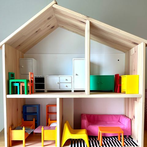 Dukkehus med møbler fra IKEA