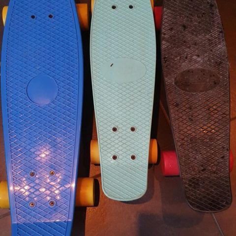 1langt og to mindre skateboards