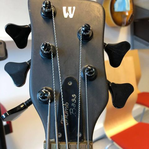 Svart Warwick bass