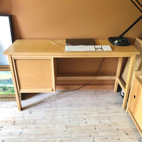 Nydelig litet skrivebord (eikefinér?)