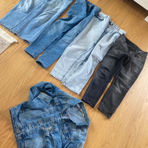 Pent brukt jeans bukse og jakke