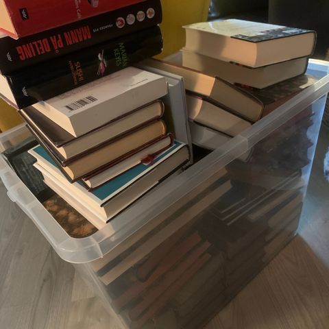 Kasse med bøker. 2 sett gamle leksikon  i kassen.