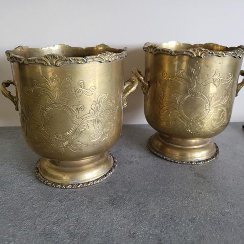 To gamle håndlagde engelske blomsterkrukker i bronse