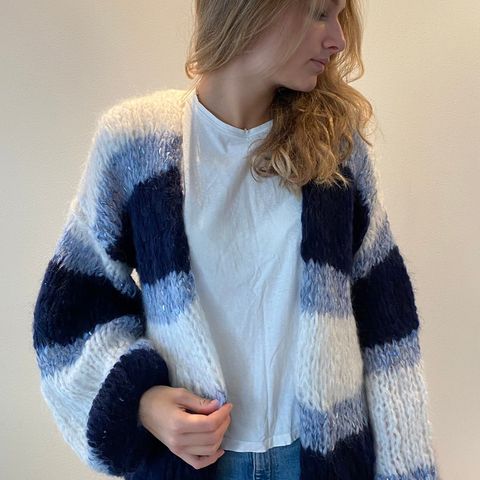 Linn Bomber Cardigan i mohair fra Knitteriet