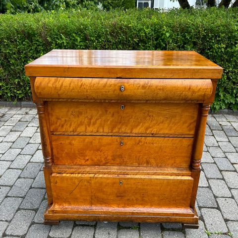 Antikk biedermeier kommode. Nyrestaurert