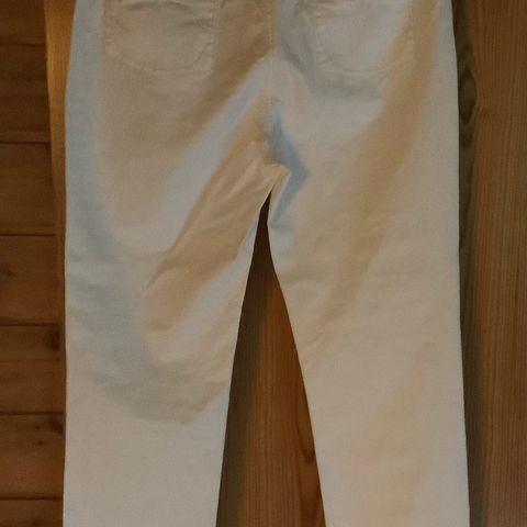 Hvit Cro Jeans Str 48 til salgs.