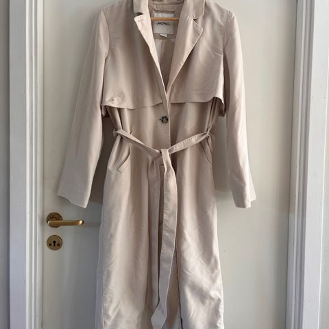 Nydelig hvit trenchcoat str 36