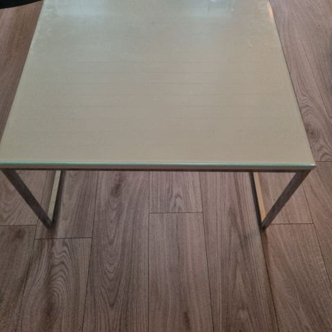 Sofabord med fasettslipt glassplate