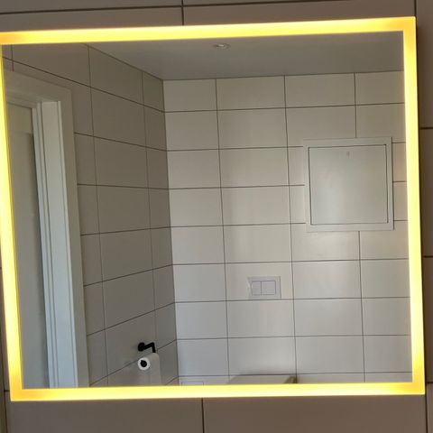 Speil med LED og aluminiumsramme.