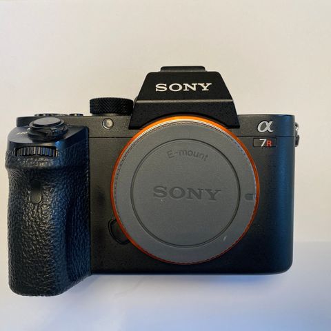 Sony A7R II, med tre batterier og 128 GB minnekort