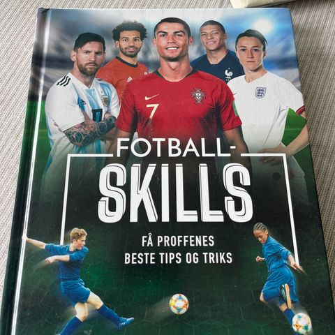 Boka med navn Fotballskills. Få proffenes beste tips og triks