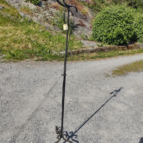 Gammel stålamper i smijern uten skjerm