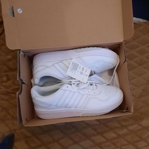 Adidas sko, hvit courtic, størrelse 44 og 2/3