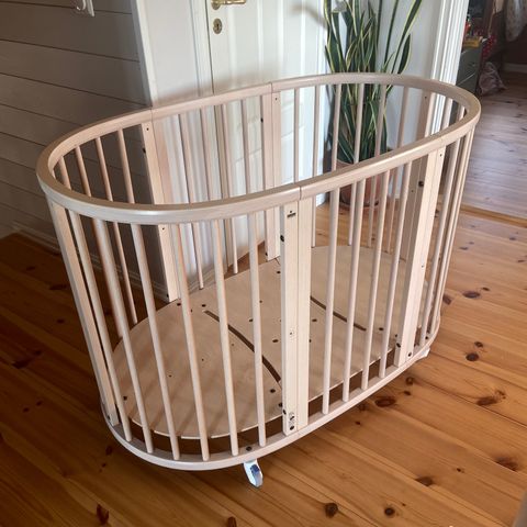 Stokke Sleepi barneseng m/madrass og laken