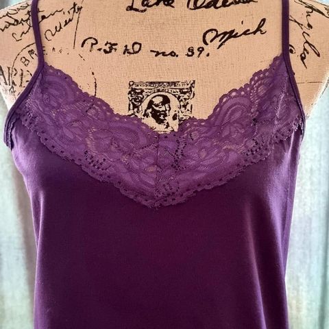 Singlet i lilla farge fra Carla F. Str. XL