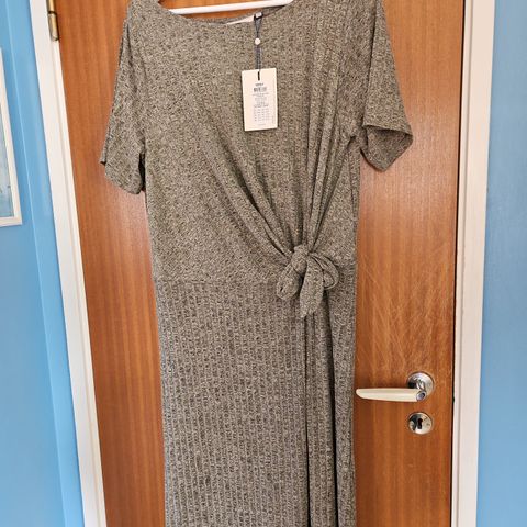 Ny - Only gråmelert kjole med knyting i midjen (plus size M 46/48)