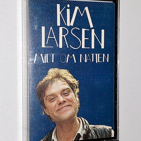 KASSETT.KIM LARSEN.MIDT OM NATTEN.