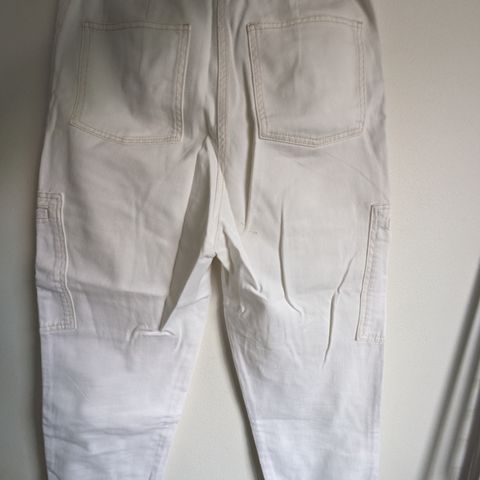 M (38) white, high-waisted jeans