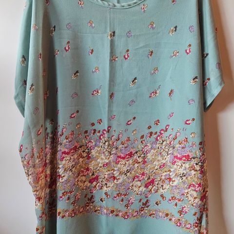 Topp / bluse med blomster i str. M/38